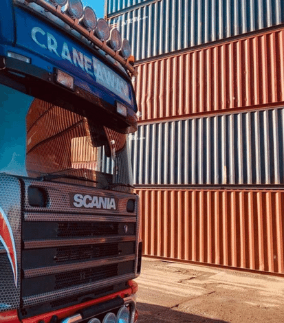 Hiab in front of shipping containers